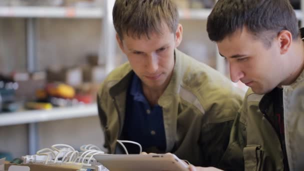 Két fiatal villanyszerelőt megoldani a problémát a villamosenergia-összeköttetés.