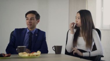 devka-ssit-vo-vremya-obeda-pod-stol-video-skinuv-na-pol-odezhdi-porno