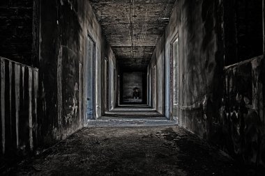 Oda terk edilmiş binada korkutucu koridor geçit sonunda oturan bazı insanlar