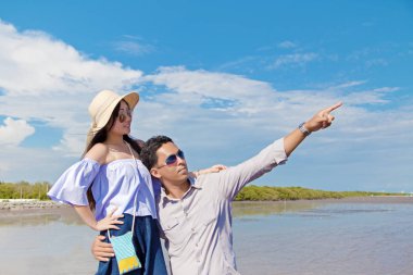 Sevgi ve mutluluk ile birlikte kucaklayan romantik Asya çift