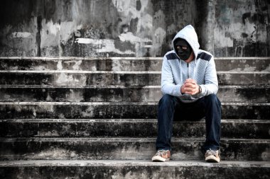  adam hood ve karışık depresyon ile siyah maske