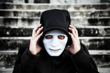 adam siyah kukuleta ve karışık depresyon ile beyaz maske