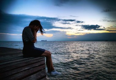  hayal kırıklığına uğramış depresyon ahşap köprü üzerinde oturan kadın