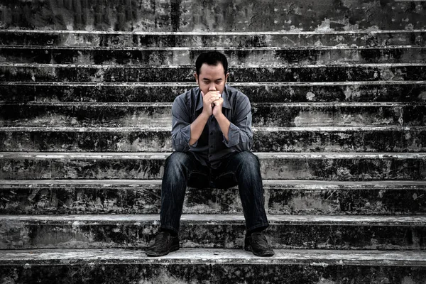 実業家、階段の上に座っている場合怖いイライラうつ病で放棄された建物. — ストック写真