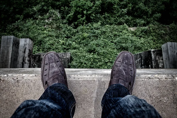 Joven deprimido mirando su zapato y contemplando el suicidio — Foto de Stock
