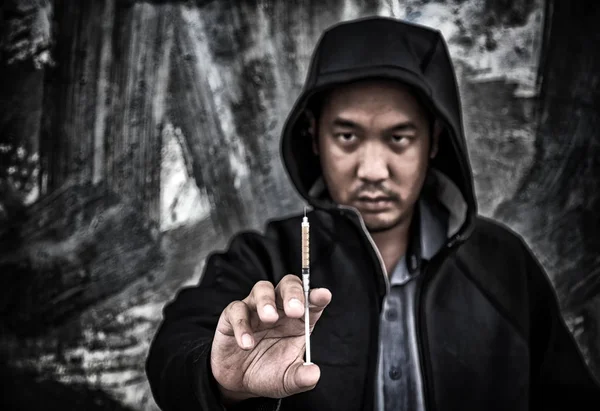 Передозировка азиатом мужской наркотик рука с наркотиками шприц в действии . — стоковое фото