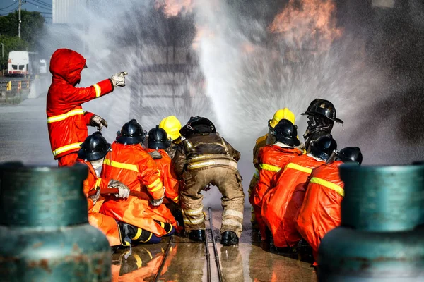 Εργαζόμενοι ετήσια εκπαίδευση πυρόσβεση — Φωτογραφία Αρχείου