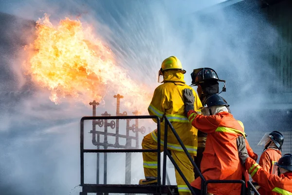 Die Mitarbeiter jährliche Ausbildung Brandbekämpfung — Stockfoto