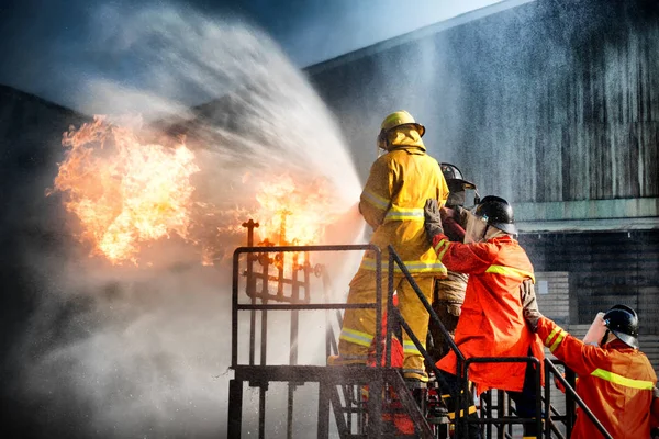 Os funcionários Treinamento anual Combate a incêndios — Fotografia de Stock