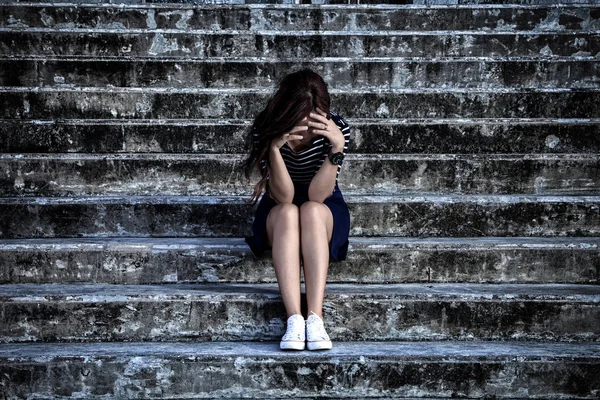 Sinirli depresyonda merdivenlerde oturan güzel kadın