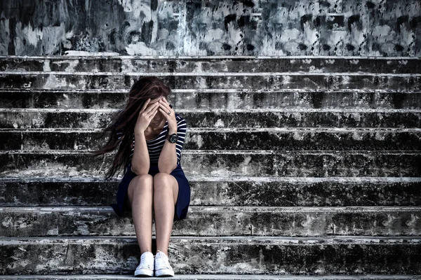 Hermosa mujer en depresión frustrada sentada en las escaleras — Foto de Stock