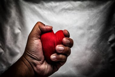kızgın adam kırma kırmızı kalp el. içinde karşılıksız aşk., Sevgililer günü., aşk kavramı koyu tonda.