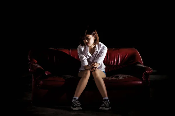Infeliz solitário deprimido mulher sentado no velho sofá e desprezo — Fotografia de Stock
