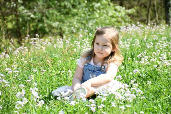 Lilla Flicka Sitter Gräset — Stockfoto