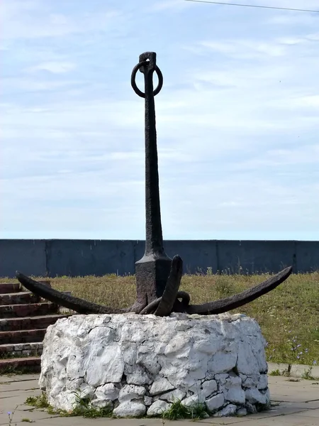 Ancla sobre un pedestal de piedra — Foto de Stock