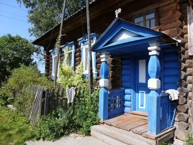 Yoğun çalılıklar arasında Kulübe