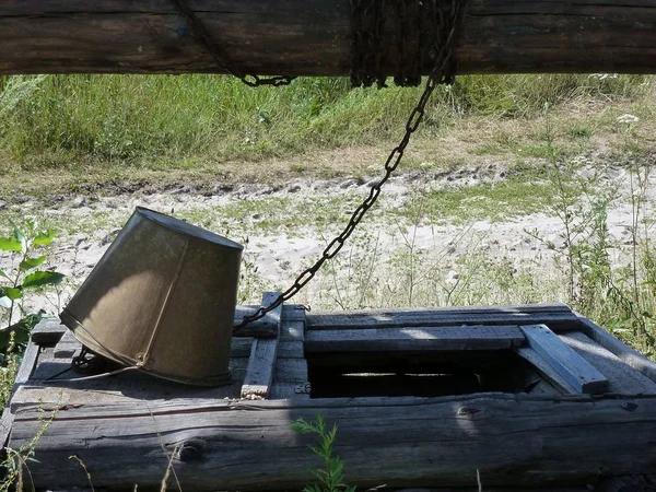 Um poço com um balde — Fotografia de Stock