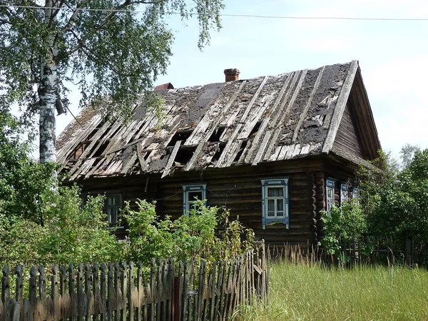 Деревенский дом на окраине — стоковое фото