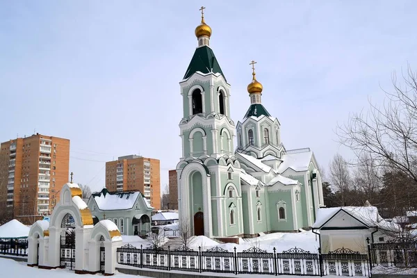 冬季城市景观与教会 — 图库照片
