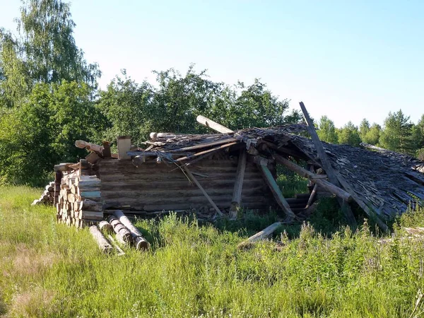 As ruínas da casa na aldeia — Fotografia de Stock
