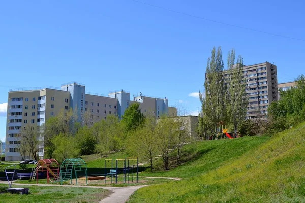 Зеленый городской двор — стоковое фото