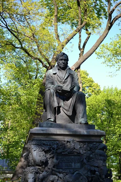 夏の庭で Krylov の記念碑 — ストック写真