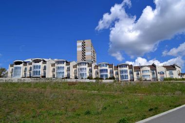 Townhouses bir tepenin üstüne