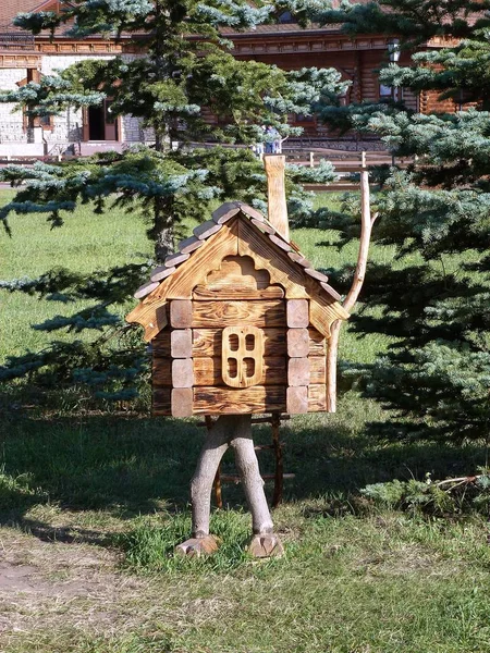 Hütte auf Hühnerbeinen Stockbild