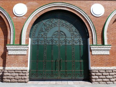 İşlenmiş demir kapılar.