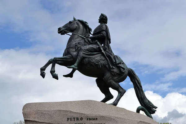 O famoso cavaleiro de bronze em São Petersburgo — Fotografia de Stock