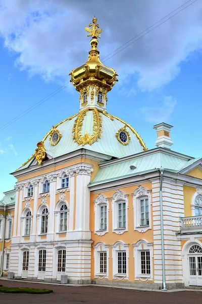 O corpo oficial do Palácio em Peterhof — Fotografia de Stock