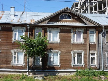 Ahşap iki katlı ev