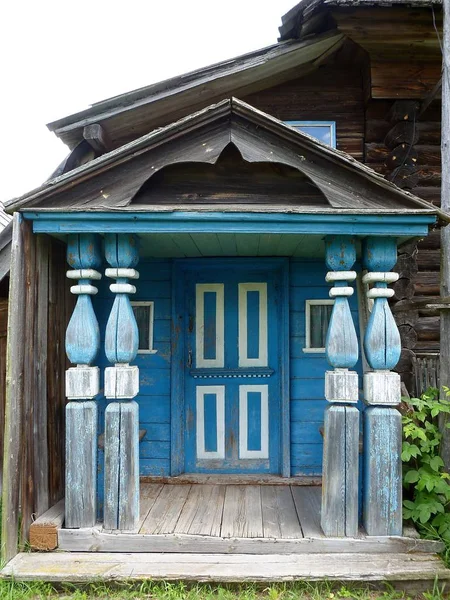Le vieux porche de la maison rurale — Photo