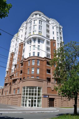 Modern ev Togliatti / Modern Togliatti parlak, şenlikli bir tarzda bina konut