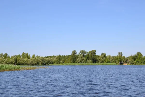 リラックスして ヴォルガ川沿いの休日をリラックスした夏の静かなプールの居心地のよい居心地のよい家 — ストック写真