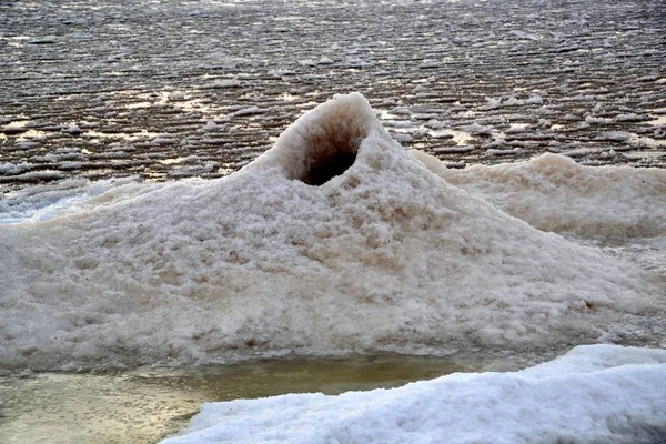 冰托罗斯在火山口的形式 被海岸附近的冰波冲走 形状像一个火山坑 — 图库照片