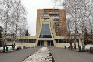 Modern mimari bir tipik Sovyet tuğla on altı katlı binanın arka plan üzerinde düğün Sarayı'nın Sarayı Samara / Modern düğün