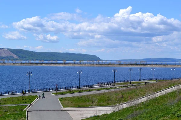 Blick Auf Die Wolga Böschung Des Komsomolbezirks Togliatti Helle Und Stockbild