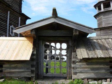 Kilise avlusunun kapısına kazınmış.