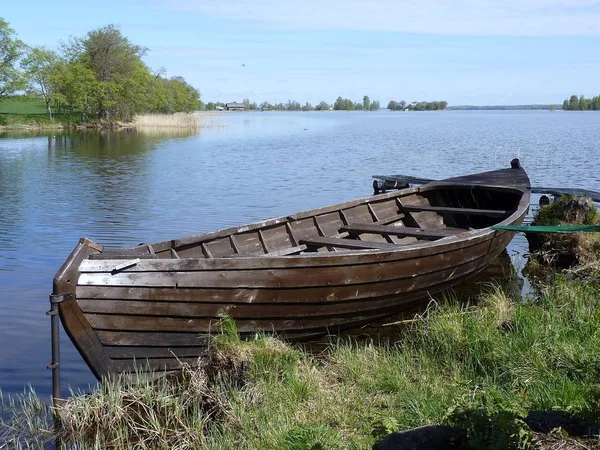釣りや散歩のための小さな木製のボート — ストック写真