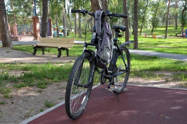 Bisiklet parkın köşesindeki oyun parkında.