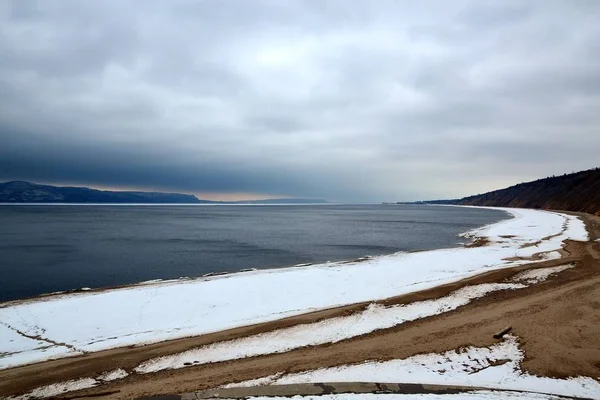 Volga Baharın Başlarında Bulutlu Bir Gün Başlıyor — Stok fotoğraf