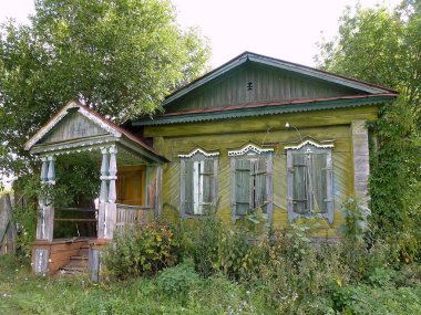 Kapalı panjurlu terk edilmiş bir kulübe.