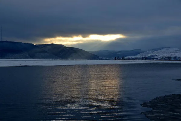 Zonlicht Breekt Door Donkere Herfstwolken — Stockfoto