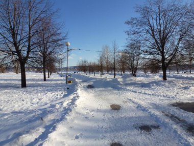 Kardan temizlenmiş, kaldırım kenarında yaya yolu var.