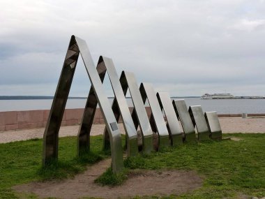 Petrozavodsk rıhtımında modern soyut sanat