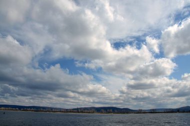 Kuibyshev rezervuarının genişliği üzerinde parçalı bulutlu
