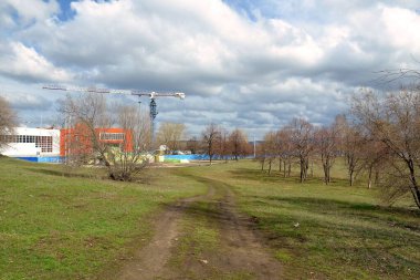 Tolyatti 'nin Komsomolsky bölgesindeki Şarkı Söyleyen Tarla' dan geçen yıpranmış bir yol.
