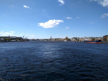 Bolshaya Neva 'daki Blagoveshchensk köprüsünden görüntü