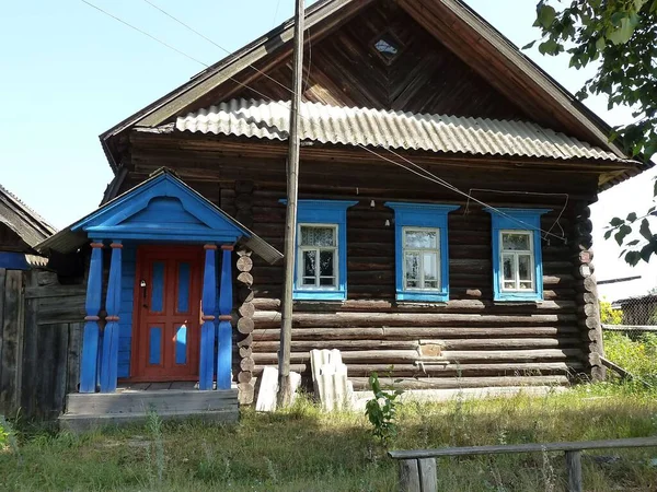 Eine Standard Dorfhütte Mit Einer Vorne Bemalten Veranda — Stockfoto